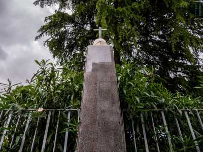La nostra prima tappa � la scuola elementare di Canneto, dove � stato posto il confine simbolico tra i due ex paesi: una stele sormontata da una sfera sopra cui la quale si erge una croce